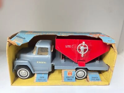 Camión de alimentación por gravedad ERTL International Harvester original de los años 60 sin usar como nuevo Foto 1 de 4