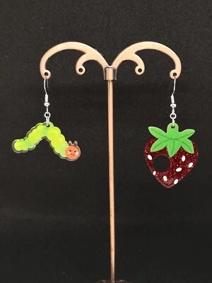 Pendientes Kawaii Acrílico Oruga y Fresa Foto 1 de 3