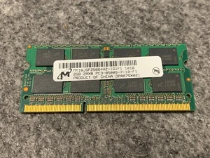 Memoria RAM Micron 2GB PC3-8500S-7-10-F1 DDR3-1066MHz MT16JSF25664HZ-1G1F1 - Imagen 1 de 2