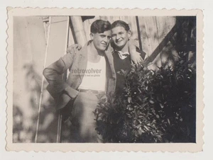 Zwei liebevolle gutaussehende junge Männer umarmen Umarmung Nähe Paar Freunde Foto - Bild 1 von 1