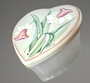 Caja de baratijas de corazón de vidrio esmerilado de colección con tapa pintada a mano floral firmada Patti Honts - Imagen 1 de 14