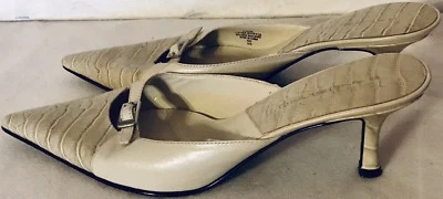 Zapatos sin cordones Bandolino para mujer Leishas 8 de cuero gris cocodrilo en relieve espalda abierta Foto 1 de 4