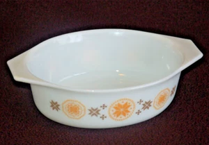 PYREX Oval Casserole TOWN & COUNTRY, Hex Signs ~ #043 ~ 1-1/2 qt, no Lid ~ VGC - Picture 1 of 5