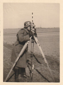 Photo soldat allemand WW2 avec un télémètre - 4215