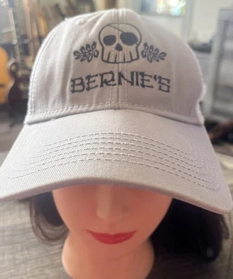 Boné Island District Company Bernie’s masculino bronzeado Snap Back malha ajustável - Imagem 1 de 4