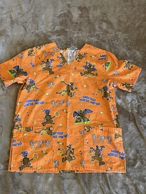 Blusa Médica Estampada de Enfermería Looney Tunes Scooby Doo Naranja Diseño de Dibujos Animados Pequeña Foto 1 de 4
