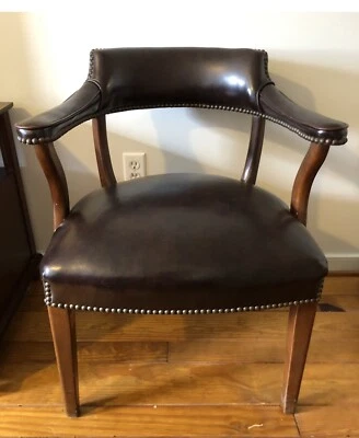 Sillón de biblioteca vintage Hickory Chair Co estilo federal de caoba tachonado de latón Foto 1 de 4