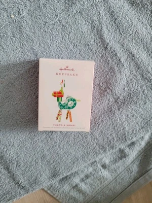 Hallmark Keepsake Ornament 2019 That's a Wrap cinta de reno tijeras papel Foto 1 de 2