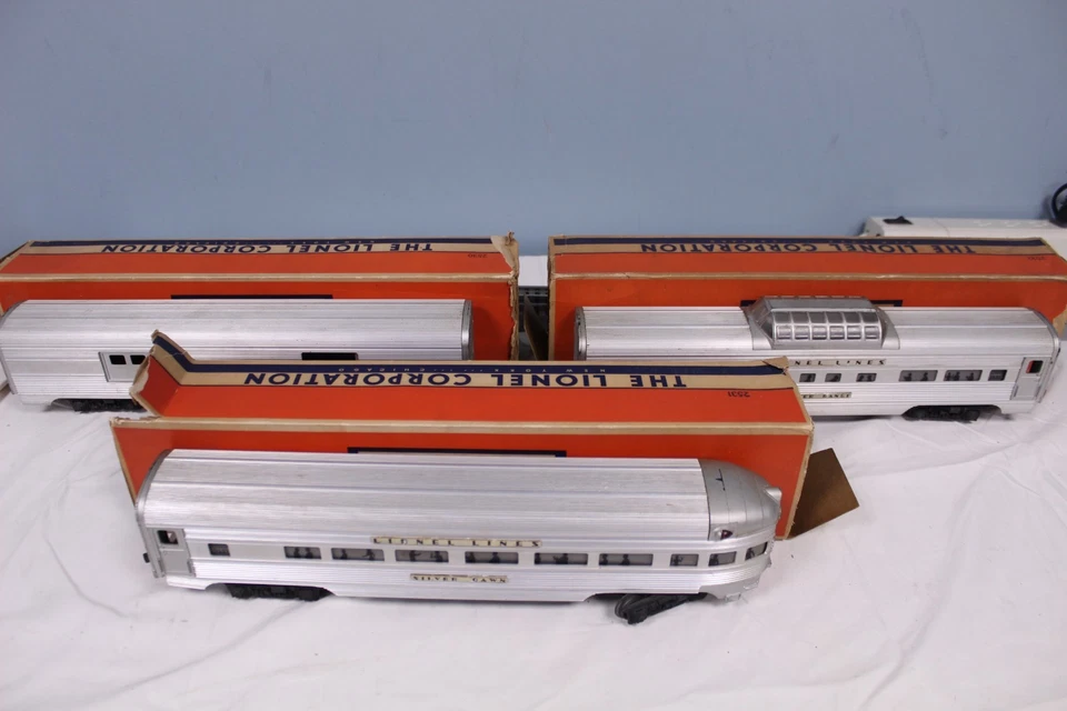 Lionel  2530 Baggage Car, 2531 Silver Dawn Observation Car, 2532 Passenger Car - Image 1 of 4