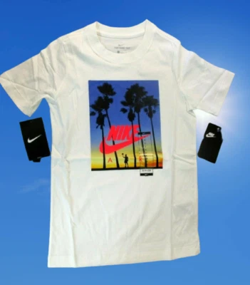 Nike Air Boys Camiseta Blanca con Logotipo de Puesta de Sol y Palmeras Camiseta CI9649-100  Foto 1 de 4