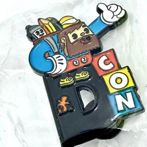 Vincent DCON 2021 Designer Con Mascot Exclusive Pin - Bild 1 von 3