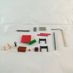 HO Scale Lot of Miscellaneous Scenic Detials Figures Parts Train Hobby Man Cave - Picture 1 of 9