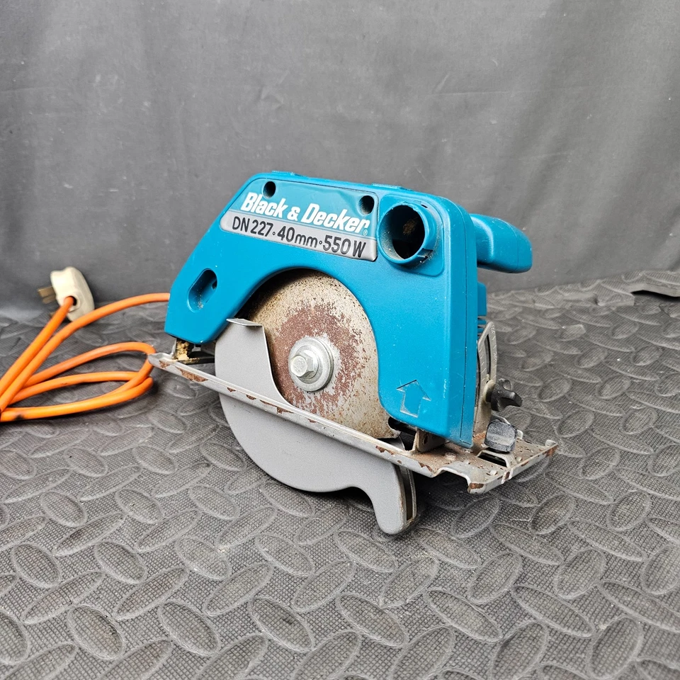 Black & Decker DN 227 Circular Saw 40mm Blade Size 550W 240V Corded Electric - Image 1 of 4
