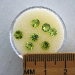 7 Beautiful Green Round Peridot Gemstones From Estate 2.84 cts Total - Picture 1 of 3