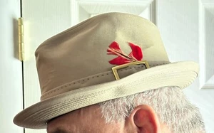 DOBBS CANVAS FEDORA HAT 7 1/8  WITH GUILD EDGE 1 3/4" BRIM & RED FEATHER VINTAGE - Picture 1 of 9