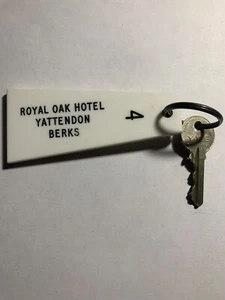 Royal Oaks Hotel Motel Room Key Fob & Key Yattendon Berkshire #4 RARE - Picture 1 of 2