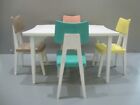 Ensemble table et chaises miniatures en plastique coloré du milieu du siècle (5) pièces
