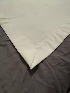 "Manta de bebé Carters blanca vintage acrílica poliéster bordes satinados 38"" x 50""" - Imagen 1 de 6