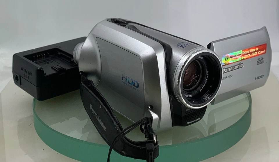Panasonic SDR-H20EB-S VIDEO CAMCORDER - SILVER WITH CHARGER TESTED - 1 - Image 1 of 4