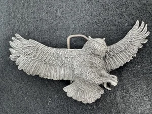 Hebilla de cinturón de pájaro búho volador vintage Indiana metal artesanía peltre metal 1978 - Imagen 1 de 9