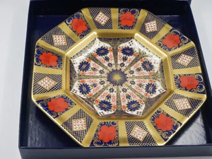 NUEVO EN CAJA ROYAL CROWN DERBY ANTIGUO IMARI SGB BANDA ORO MACIZO PLACA OCTOGONAL 9" - Imagen 1 de 3