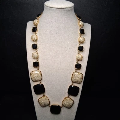 Collar llamativo Kate Spade New York esmalte crema negro y remolino. 16.160 Foto 1 de 4