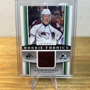Camisetas 2013-14 SP Game Used Edition Rookie Fabrics Nathan MacKinnon #RF-NM RC - Imagen 1 de 3