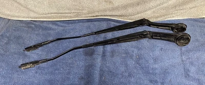 Juego de pares de brazos limpiaparabrisas delanteros Ford Focus 2013 hatchback 12/18 Foto 1 de 2