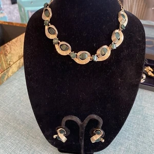 Vintage Shiny Gold Tone Green Stone Necklace Clip On Earrings - Picture 1 of 10