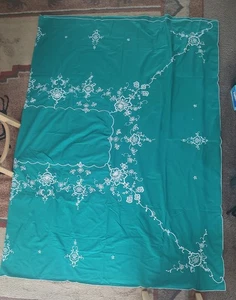 VINTAGE TABLECLOTH ~ KELLY GREEN WITH WHITE MACHINE EMBROIDERY ~ HUGE~ - Picture 1 of 1