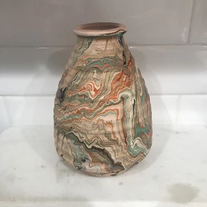 Jarrón de cerámica Nemadji vintage con remolinos naranjas y azules - Imagen 1 de 8