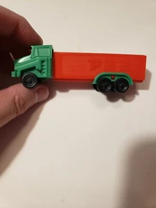 VINTAGE PEZ DISPENSER NO FEET TRUCK MADE IN SLOVENIA GREEN & RED VERSION - Picture 1 of 8