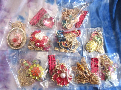 Collar Colgante Betsey Johnson Estilo Mezcla Declaración Nuevo con Etiquetas Lote 10 ¡Impresionante LOTE! NUEVO Foto 1 de 3