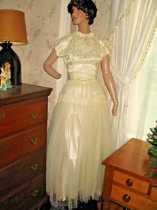 VINTAGE 1940s PALE YELLOW TULLE/LACE EVENING GOWN-CUT ON BIAS-SIDE METAL  ZIPPER - Picture 1 of 14