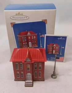 Hallmark Keepsake Ornament Schoolhouse and Flagpole Set #5 en serie 2003 - Imagen 1 de 4