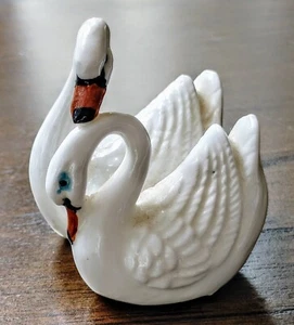 RARE VINTAGE FITZ & FLOYD FINE CERAMIC 2 WHITE SWANS with RED BEACKS FIGURINE - Picture 1 of 13