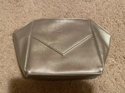 La Prairie 银色化妆品化妆拉链手拿包 旅行袋 全新 — 第 1/4 张图片