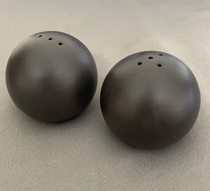 Ceramic Matte Black Balls Salt & Pepper Shaker Set - Both With Plugs - Imagen 1 de 5