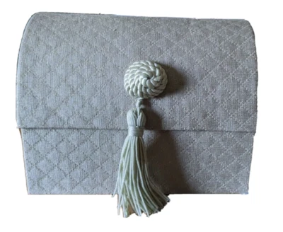 灰色布饰流苏铰链盒,5 1/4" x 7" x 5 1/4" — 第 1/4 张图片