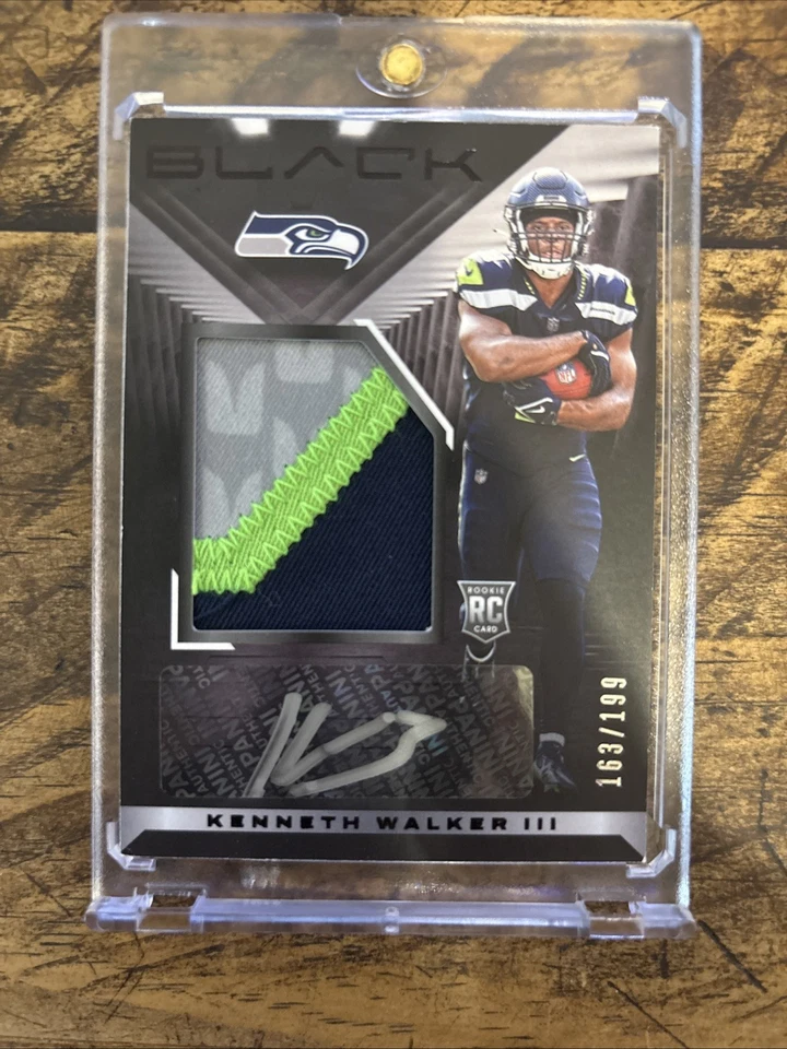 2022 Panini Black - Rookie Patch autógrafos Kenneth Walker III #208/199 RPA - Imagem 1 de 2