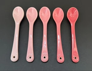 Juego de 5 cucharas de gres Le Creuset flores rosas 5,7 pulgadas W3xH14,5xD2 cm SIN USAR - Imagen 1 de 2