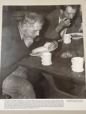 VINTAGE  PHOTO AID THE GREAT DEPRESSION UNEMPLOYED MEN EAT IN SOUP KITCHEN 1932