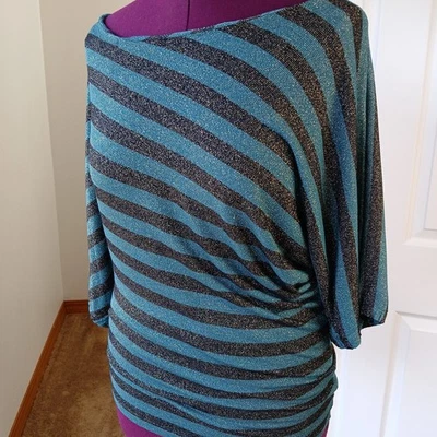 French Connection 不对称闪光衬衫 M 绿色蓝绿色条纹露肩 — 第 1/4 张图片