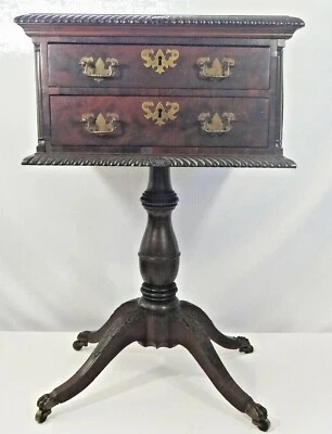 Mesa auxiliar/extremo antigua de caoba de 2 cajones estilo federal. Pies de garra de latón. 1850 Foto 1 de 4