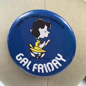 "Pin vintage Peanuts Lucy Gal Friday 2,25"" United Feature Syndicate EE. UU." - Imagen 1 de 4