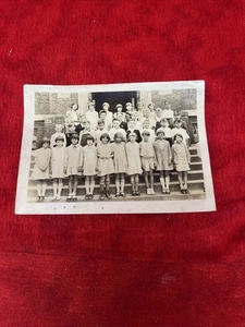 VTG BLACK & WHITE PHOTO: AMERICAN RURAL ELEMENTARY SCHOOL CLASS PHOTO (8a) - Picture 1 of 10
