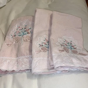 Vintage JC Penney Towels Flower Design w/ Lace Trim 2 Hand/ 1 Bath Made in USA - Picture 1 of 5
