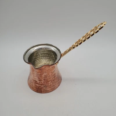 Cafetera turca vintage de cobre martillado con mango de latón Foto 1 de 4