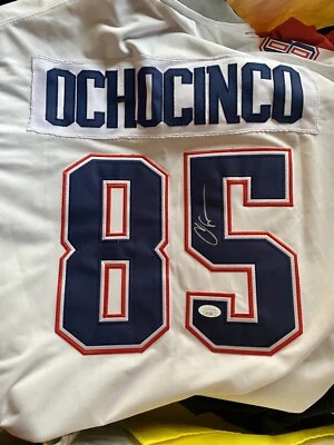 Camiseta deportiva firmada por Chad OchoCinco Johnson de los New England Patriots autógrafo de la JSA Foto 1 de 2