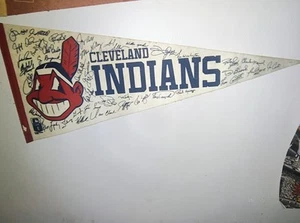 1988 CLEVELAND INDIANS FACSIMILE AUTOGRAPH TEAM PENNANT - Picture 1 of 6